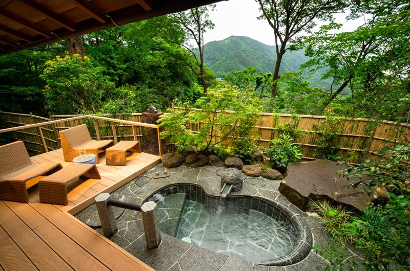 Camera di un resort in Giappone con onsen privata all'esterno