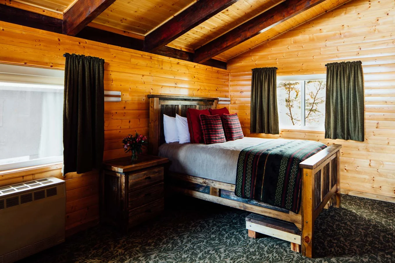 Interno di una stanza matrimoniale costruita e arredata in legno