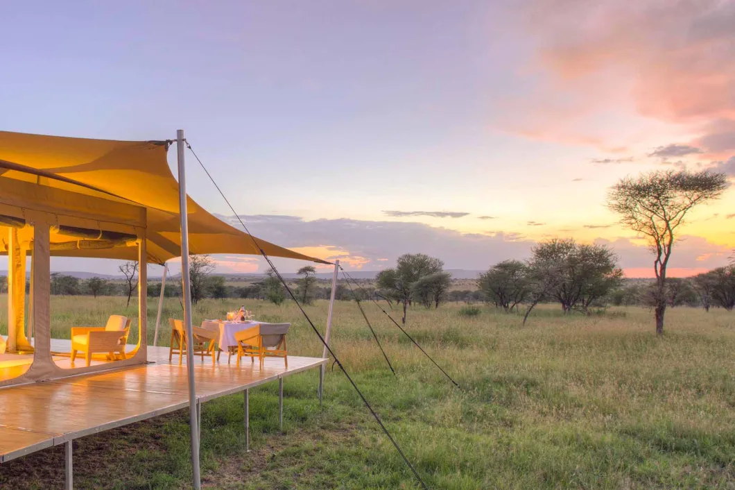 Una tenda di lusso in Tanzania con vista sulla savana al tramonto