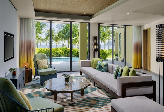 Interno moderno di villa con ampie vetrate, arredamento contemporaneo e vista sulla spiaggia a Phu Quoc