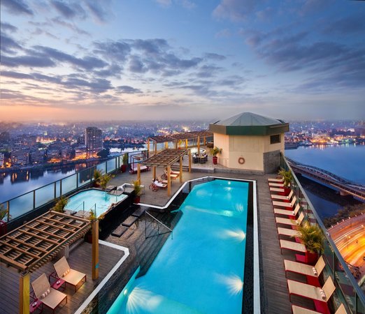 Piscina panoramica dall'alto di un hotel in città