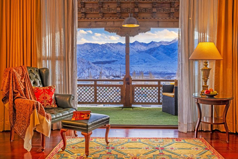 Elegante suite con balcone con vista vette Himalaya