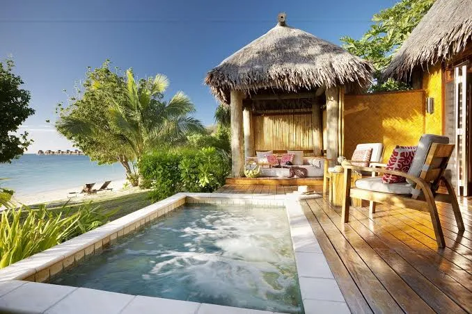 Esterno di bungalow alle Fiji, con piscina privata e vista mare