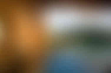 Camera del resort con piscina a sfioro e vista mare