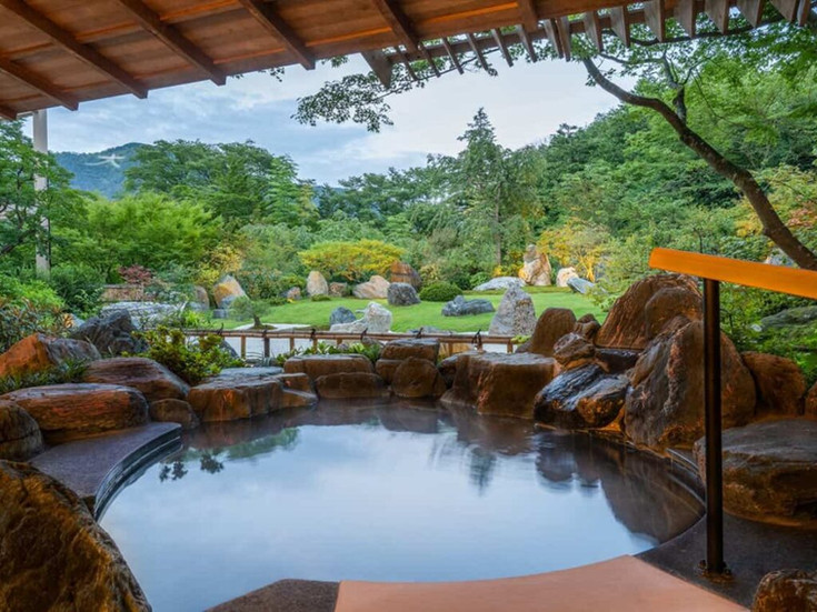 Camera di un resort in Giappone con onsen privata all'esterno