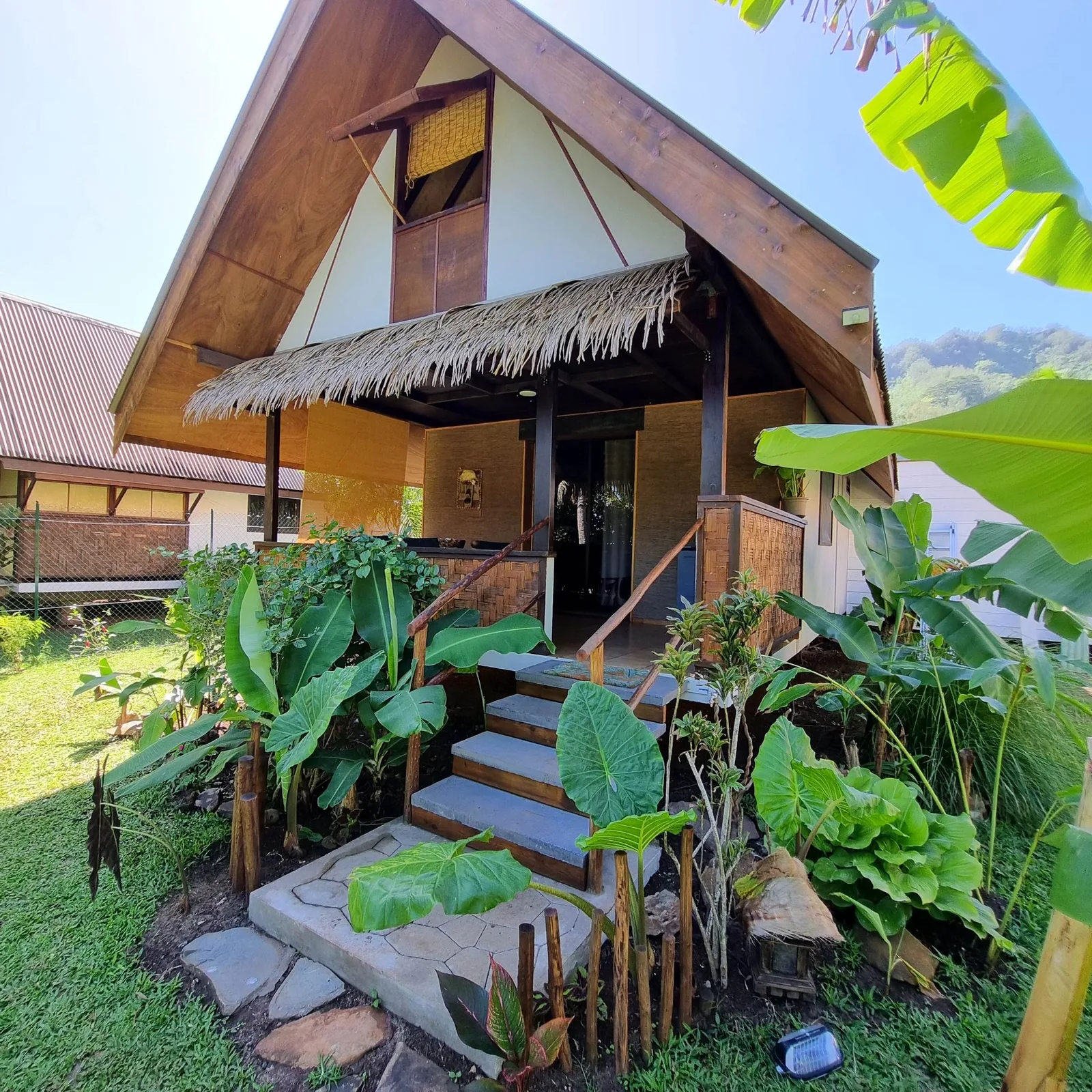 Vista esterna di un bungalow tradizionale immerso nel verde