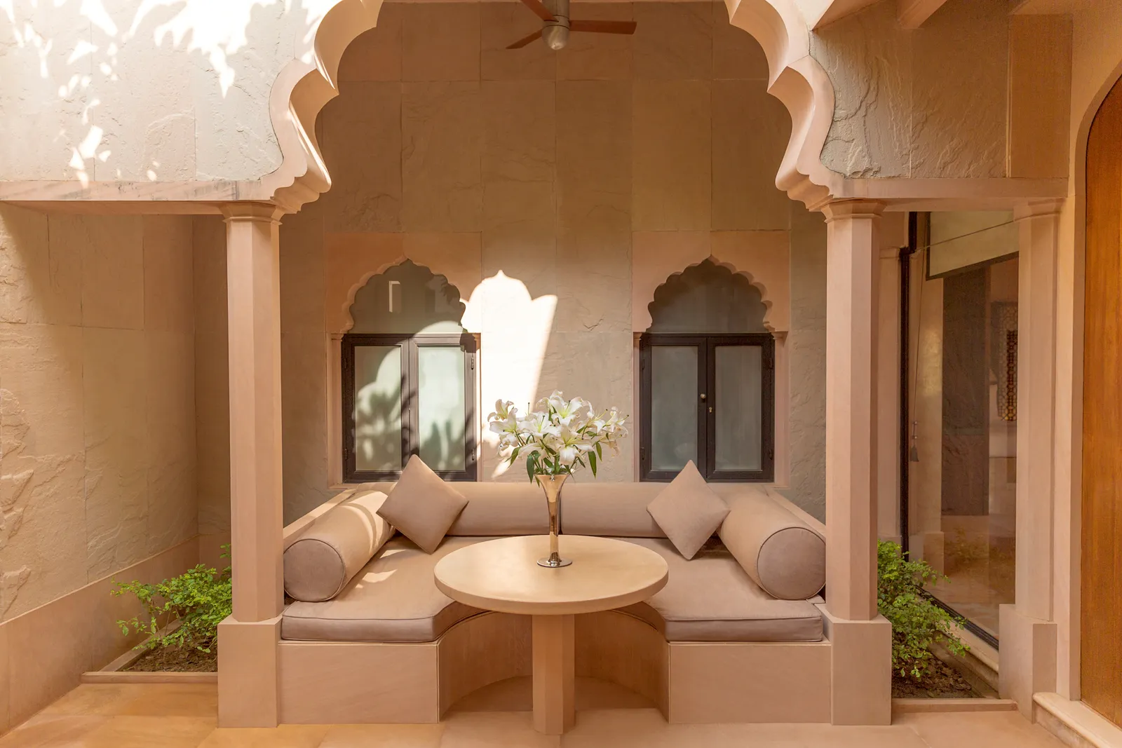 Elegante corte tra le havelis restaurate all’interno del forte con piscine