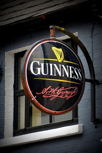 PUB IRLANDESE, INSEGNA GUINNESS