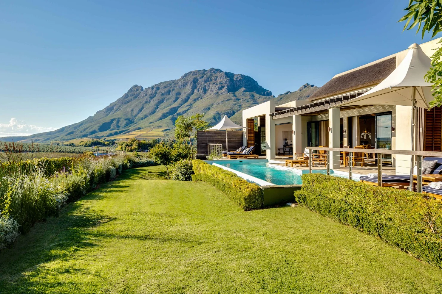 Suite elegante con piscina privata affacciata su vigneti e montagne