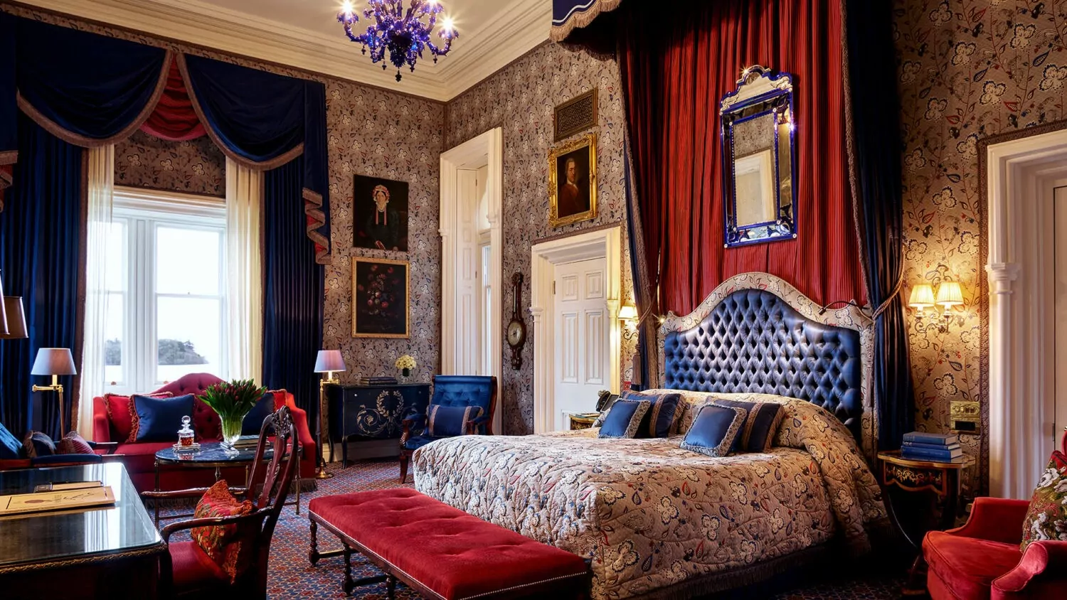 Raffinata stanza matrimoniale arredata in stile elegante con tende e poltrone in velluto