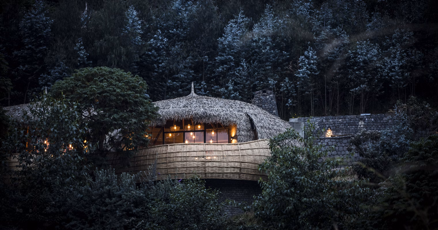 Esclusivo lodge con tetto in paglia, immerso nella vegetazione