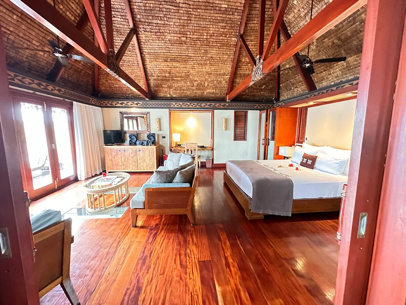 Stanza matrimoniale in bungalow di legno con tetto in paglia alle Fiji