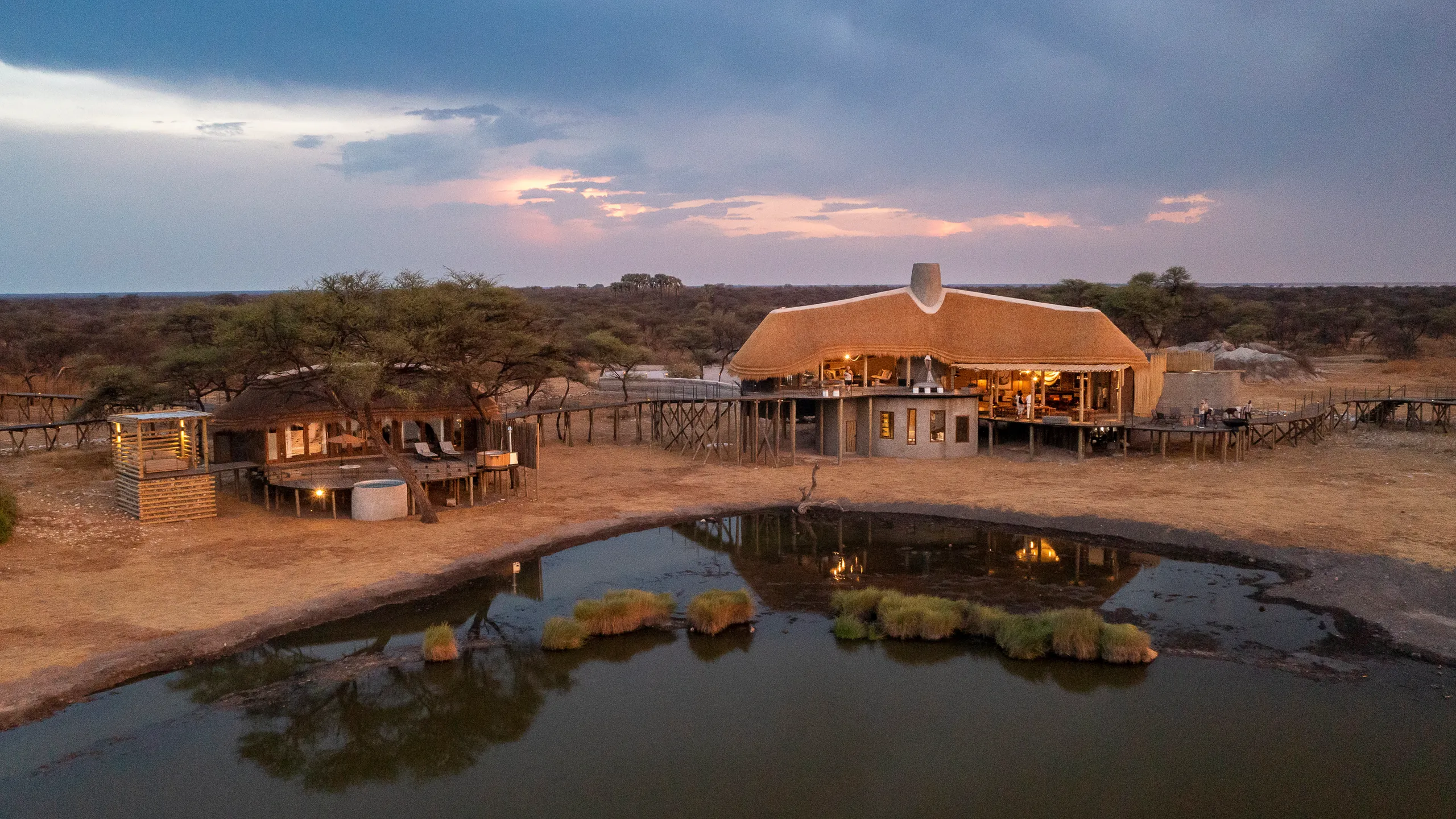 Lodge esclusivo con vista sulla pozza d'acqua in Namibia