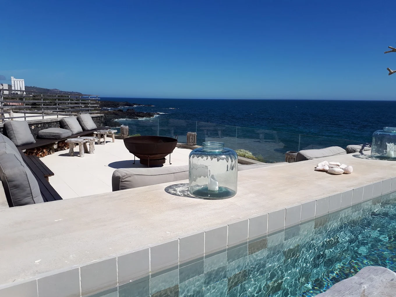 Zona piscina di un hotel con vista mare