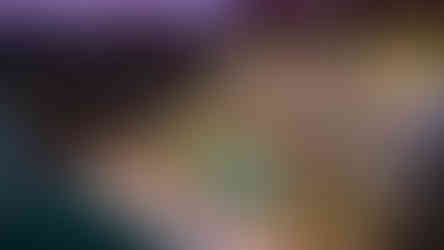 Hotel fronte mare illuminato di notte 