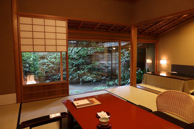 Interno di una stanza matrimoniale arredata secondo lo stile tradizionale giapponese