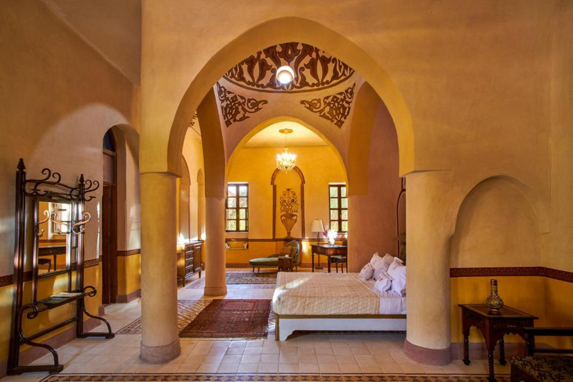 Stanza di riad con architettura tipica egiziana con colonne ed archi