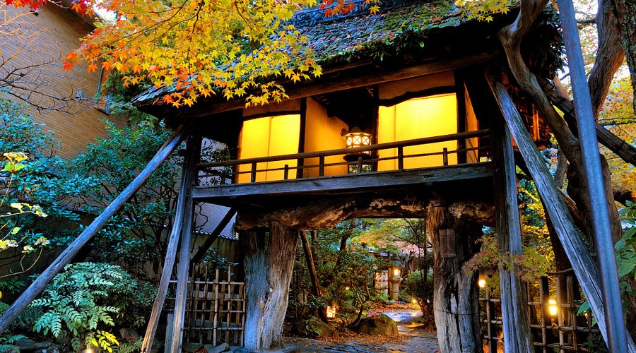 Lodge in legno costruito su piattaforma in legno rialzata, in Giappone