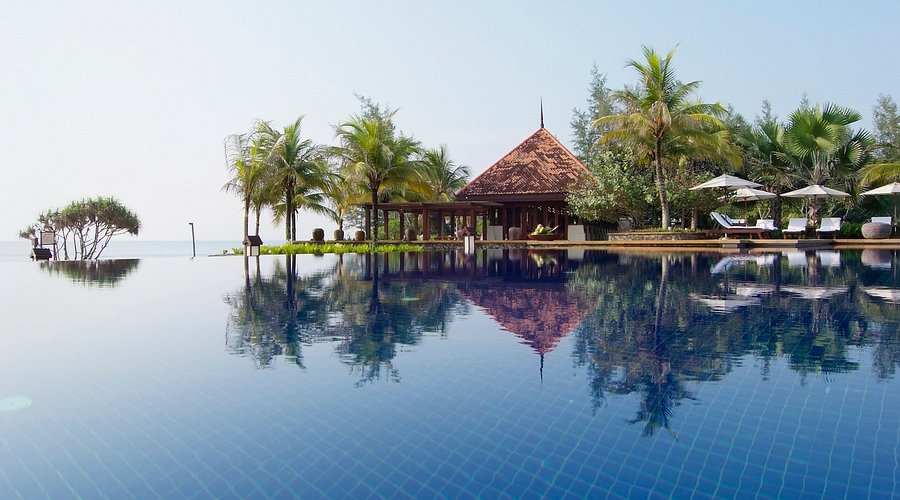 piscina con bar e palme, tutto vista mare
