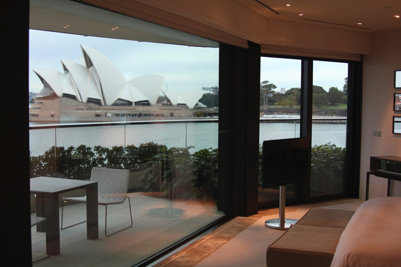 Suite spaziosa con vista sul porto di Sydney e sull’Opera House.