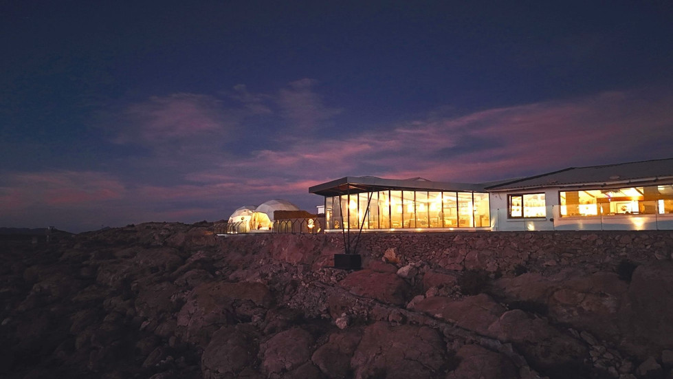 Vista esterna al tramonto di un resort nel salar di Uyuni, Bolivia