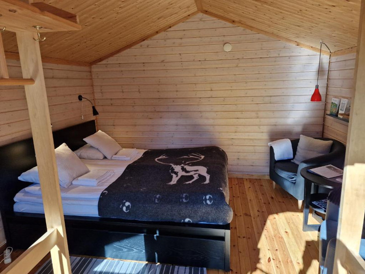 Interno di una stanza matrimoniale in lodge di legno in Finlandia