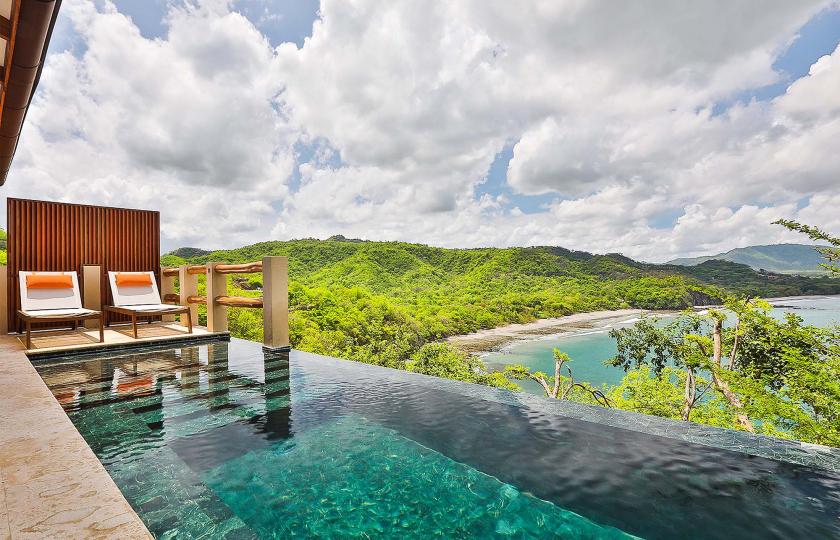 Bungalow moderni e indipendenti direttamente sulla spiaggia, immersi in vegetazione tropicale.