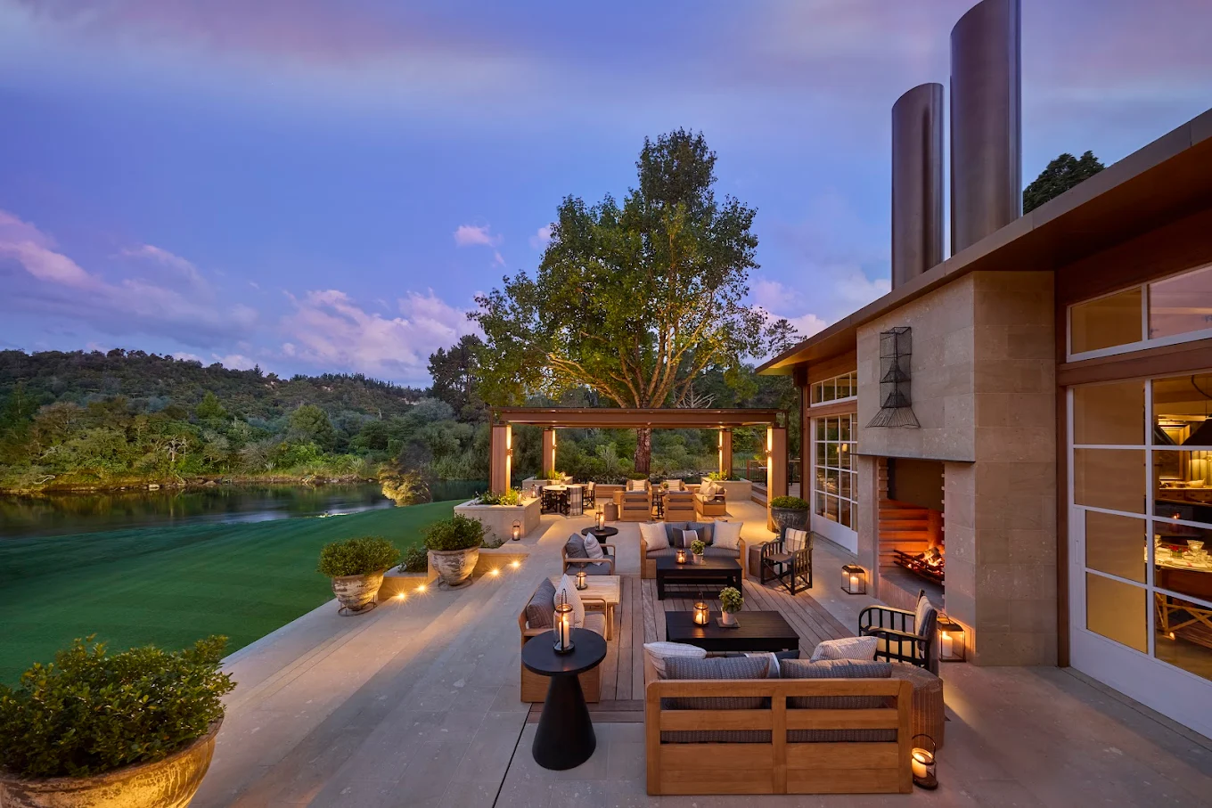 Area esterna di un elegante lodge di montagna in Nuova Zelanda