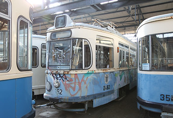 Triebwagen 2462 nach Sprayer-Angriff in der Gleisbauhalle gesichert münchen tram