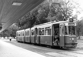 Unvergessen: der hier in Grünwald stehende baugleiche 101er, der 1976 verschrottet wurde. münchen P1 tram gelenkwagen tram trambahn 101