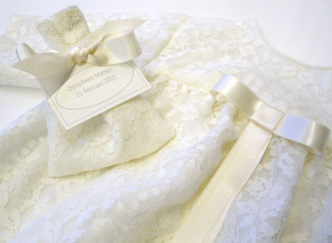 kanten doopjurk en assorti traktatiezakjes