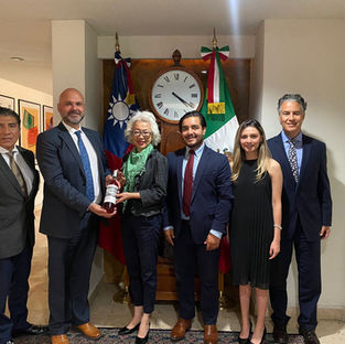 ENERGÍA Y VINO, EN EL OJO DE EMBAJADAS DE SIETE PAÍSES 