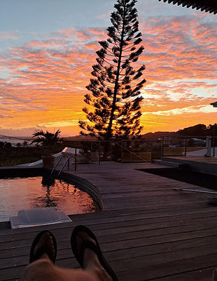 Lever du soleil en face de la piscine de la Villa Thomana