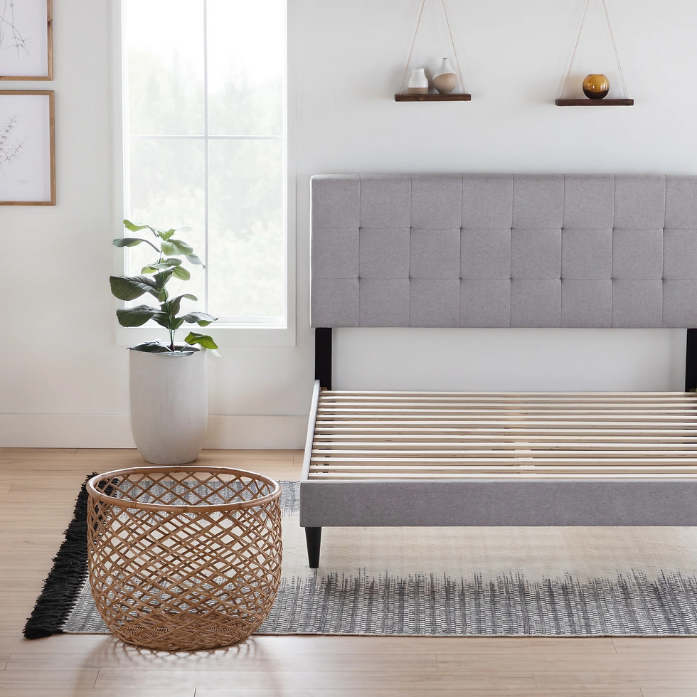 Indexkép: Ágyvég, hamvas szürke textil