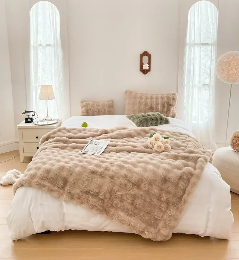 Thumbnail: Gradient Soft Bubble Cloud Silk Blanket