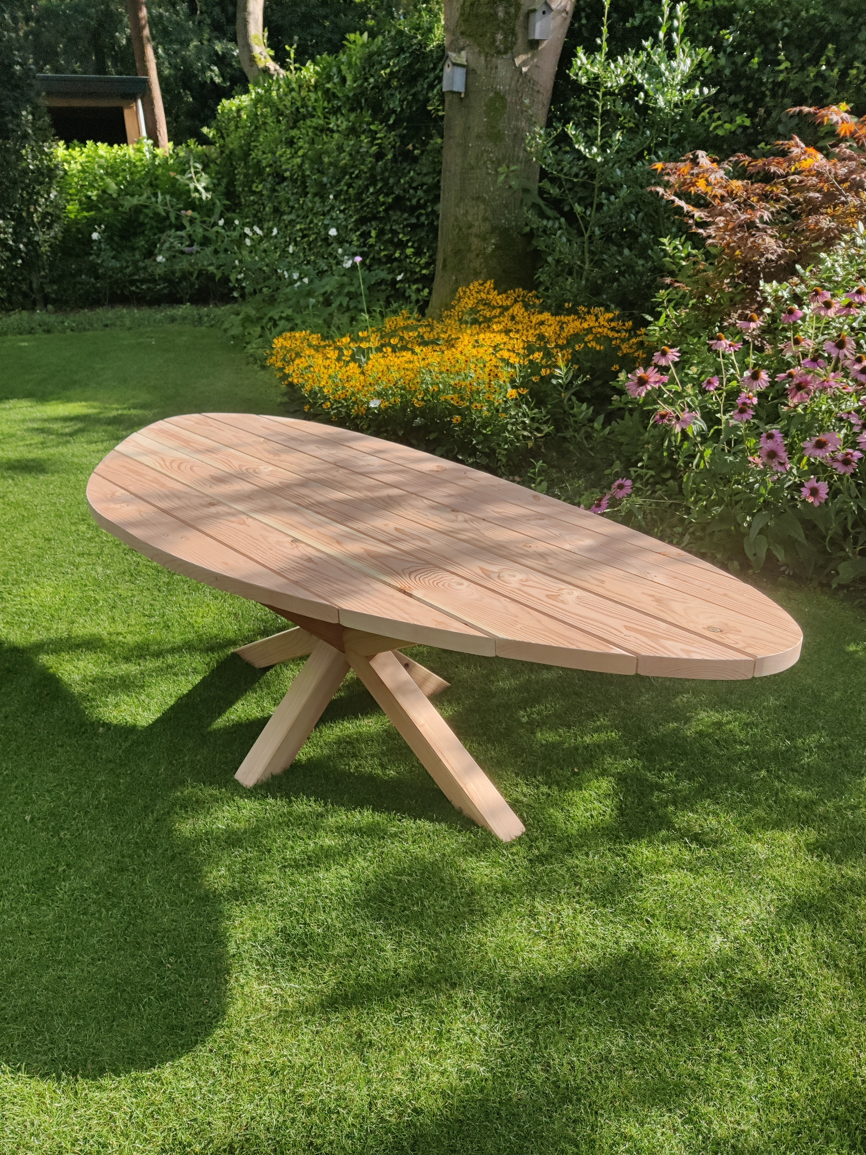 Kiezelvormige tafel | Douglas | Tuintafel | op maat