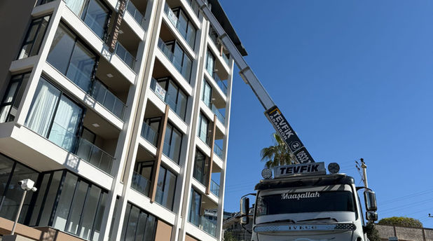 Konaklı’da yüksek kat yük taşıma operasyonu

Alanya’da profesyonel yük asansörü hizmeti

Avsallar bölgesinde güvenli eşya taşıma çalışması

Yüksek kat taşımalarında mobil yük asansörü kullanımı

Dar sokaklarda profesyonel asansörlü taşıma hizmeti

Alanya’da bina dışı yük taşıma sistemi

Payallar’da ev taşıma için yük asansörü hizmeti

Yüksek kat eşya taşıma operasyonundan görüntü

Tevfik Asansör profesyonel yük taşıma hizmeti

Konaklı’da güvenli ve hızlı yük taşıma çözümü
