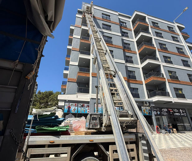 Konaklı’da yüksek kat yük taşıma operasyonu

Alanya’da profesyonel yük asansörü hizmeti

Avsallar bölgesinde güvenli eşya taşıma çalışması

Yüksek kat taşımalarında mobil yük asansörü kullanımı

Dar sokaklarda profesyonel asansörlü taşıma hizmeti

Alanya’da bina dışı yük taşıma sistemi

Payallar’da ev taşıma için yük asansörü hizmeti

Yüksek kat eşya taşıma operasyonundan görüntü

Tevfik Asansör profesyonel yük taşıma hizmeti

Konaklı’da güvenli ve hızlı yük taşıma çözümü