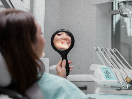 mulher se olhando no espelho e sorrindo