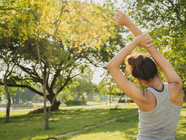 uma mulher se alongando na natureza