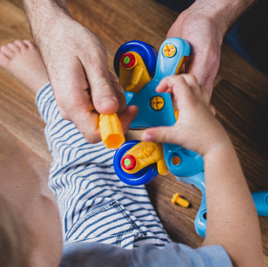 Criança brincando com alguns brinquedos