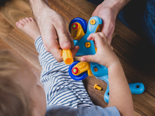 Criança brincando com alguns brinquedos