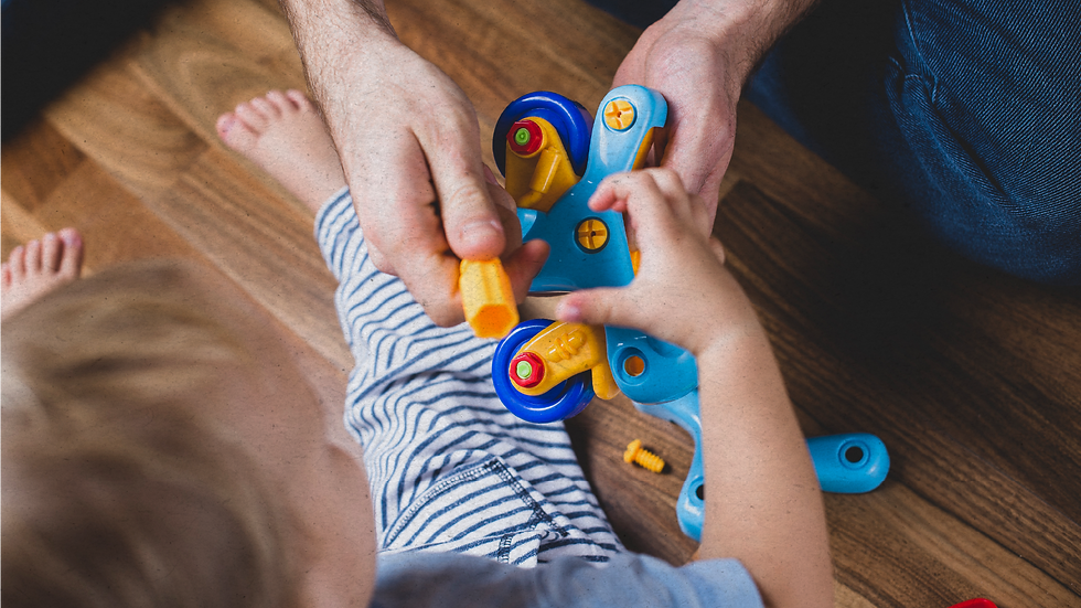 Criança brincando com alguns brinquedos