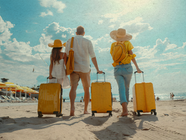 familia, com malas chegando na praia