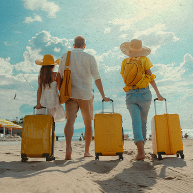 familia, com malas chegando na praia