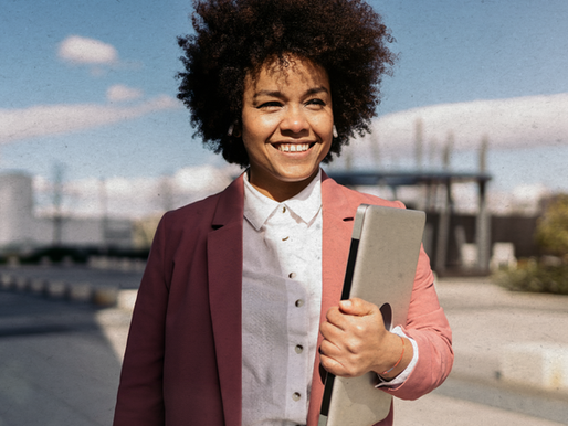 uma mulher com um notbook na mão
