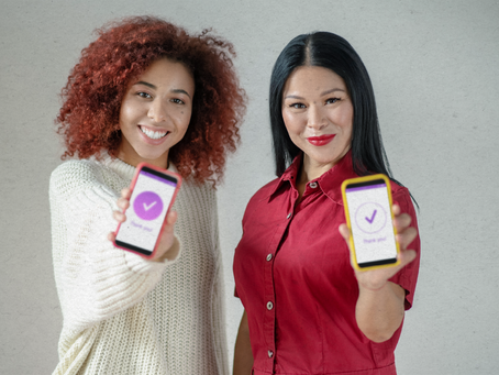 duas mulheres com o celular na mão