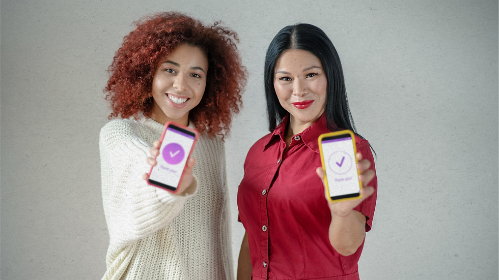 duas mulheres com o celular na mão