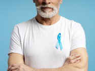 Homem com uma camisa blanca com o simbolo do novembro azul