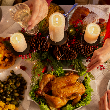 mesa cheia de comidas natalinas